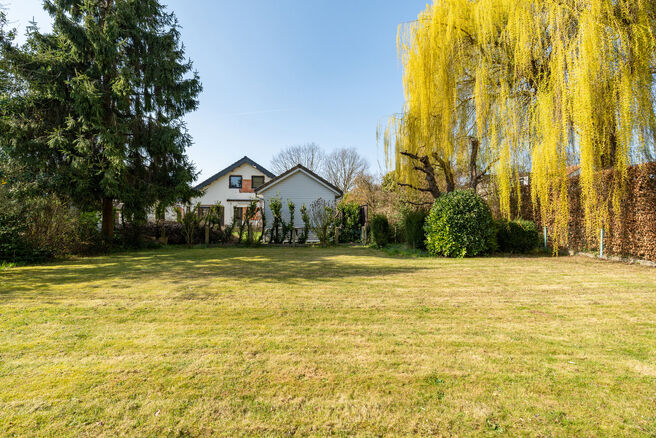 This spacious family home with 5 bedrooms and 2 bathrooms is located in a sought-after residential area in Grimbergen, in a quiet cul-de-sac. The property offers a practical layout, generous volumes and a large garage with basement space, ideal as a hobby