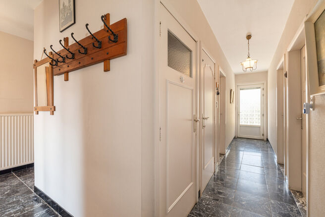 This spacious family home with 5 bedrooms and 2 bathrooms is located in a sought-after residential area in Grimbergen, in a quiet cul-de-sac. The property offers a practical layout, generous volumes and a large garage with basement space, ideal as a hobby