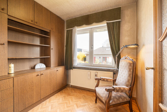 This spacious family home with 5 bedrooms and 2 bathrooms is located in a sought-after residential area in Grimbergen, in a quiet cul-de-sac. The property offers a practical layout, generous volumes and a large garage with basement space, ideal as a hobby