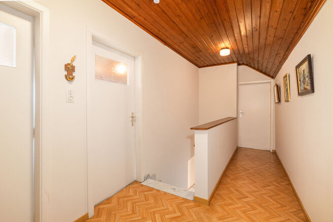 This spacious family home with 5 bedrooms and 2 bathrooms is located in a sought-after residential area in Grimbergen, in a quiet cul-de-sac. The property offers a practical layout, generous volumes and a large garage with basement space, ideal as a hobby