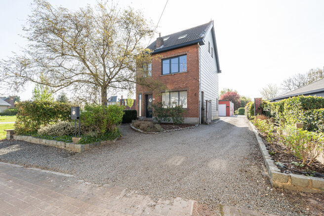 This well-maintained and spacious family home, offering 4 bedrooms and 2 bathrooms, is located in a quiet, residential and low-traffic neighborhood, on a יפה plot of 9a 12ca with a favorable south-east orientation. Thanks to this orientation, you can e