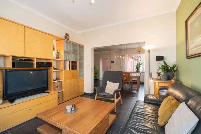 This well-maintained and spacious family home, offering 4 bedrooms and 2 bathrooms, is located in a quiet, residential and low-traffic neighborhood, on a יפה plot of 9a 12ca with a favorable south-east orientation. Thanks to this orientation, you can e