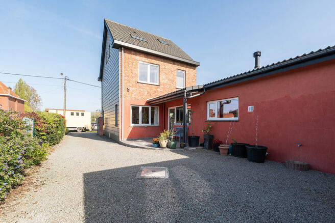 This well-maintained and spacious family home, offering 4 bedrooms and 2 bathrooms, is located in a quiet, residential and low-traffic neighborhood, on a יפה plot of 9a 12ca with a favorable south-east orientation. Thanks to this orientation, you can e