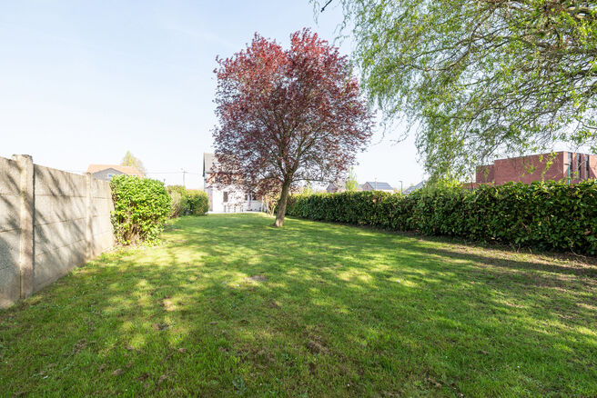 This well-maintained and spacious family home, offering 4 bedrooms and 2 bathrooms, is located in a quiet, residential and low-traffic neighborhood, on a יפה plot of 9a 12ca with a favorable south-east orientation. Thanks to this orientation, you can e