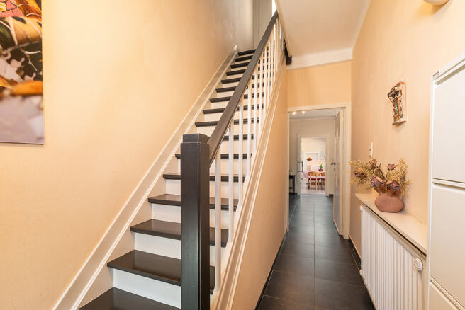 This well-maintained and spacious family home, offering 4 bedrooms and 2 bathrooms, is located in a quiet, residential and low-traffic neighborhood, on a יפה plot of 9a 12ca with a favorable south-east orientation. Thanks to this orientation, you can e