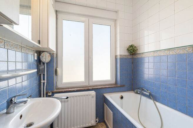 This well-maintained and spacious family home, offering 4 bedrooms and 2 bathrooms, is located in a quiet, residential and low-traffic neighborhood, on a יפה plot of 9a 12ca with a favorable south-east orientation. Thanks to this orientation, you can e