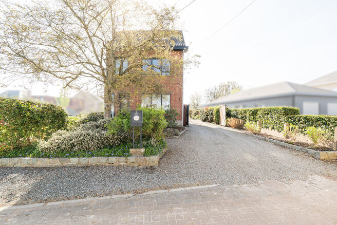 This well-maintained and spacious family home, offering 4 bedrooms and 2 bathrooms, is located in a quiet, residential and low-traffic neighborhood, on a יפה plot of 9a 12ca with a favorable south-east orientation. Thanks to this orientation, you can e