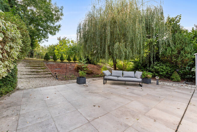 This family home with 4 bedrooms and 2 bathrooms is located in a quiet residential neighbourhood with little traffic.
The property features a spacious southwest-facing garden with beautiful green countryside views.
Thanks to its convenient location, the p
