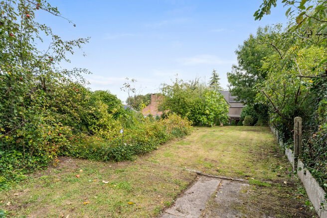 This family home with 4 bedrooms and 2 bathrooms is located in a quiet residential neighbourhood with little traffic.
The property features a spacious southwest-facing garden with beautiful green countryside views.
Thanks to its convenient location, the p