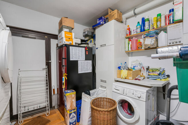 This family home with 4 bedrooms and 2 bathrooms is located in a quiet residential neighbourhood with little traffic.
The property features a spacious southwest-facing garden with beautiful green countryside views.
Thanks to its convenient location, the p
