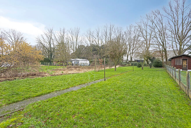 This spacious and move-in-ready home with three bedrooms is ideally located on a 10a 60ca plot, offering easy access to both Mechelen and Brussels.

House layout
Ground floor

Upon entering through the entrance hall, you will find a staircase leading to t