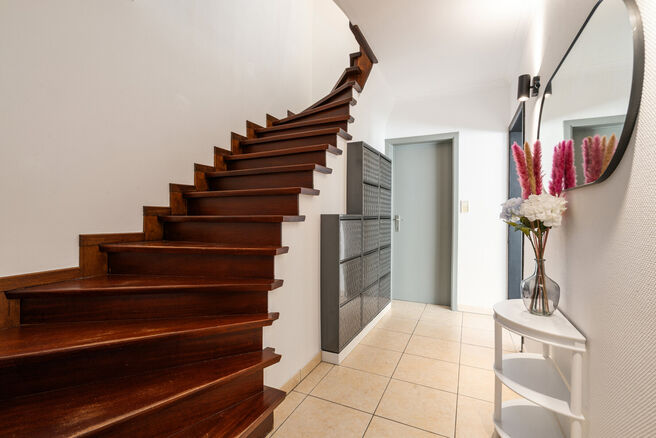 This spacious and move-in-ready home with three bedrooms is ideally located on a 10a 60ca plot, offering easy access to both Mechelen and Brussels.

House layout
Ground floor

Upon entering through the entrance hall, you will find a staircase leading to t
