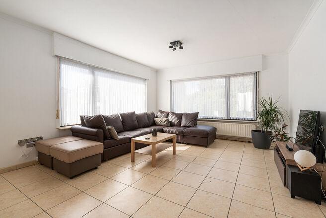 This spacious and move-in-ready home with three bedrooms is ideally located on a 10a 60ca plot, offering easy access to both Mechelen and Brussels.

House layout
Ground floor

Upon entering through the entrance hall, you will find a staircase leading to t
