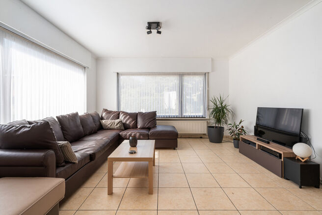 This spacious and move-in-ready home with three bedrooms is ideally located on a 10a 60ca plot, offering easy access to both Mechelen and Brussels.

House layout
Ground floor

Upon entering through the entrance hall, you will find a staircase leading to t