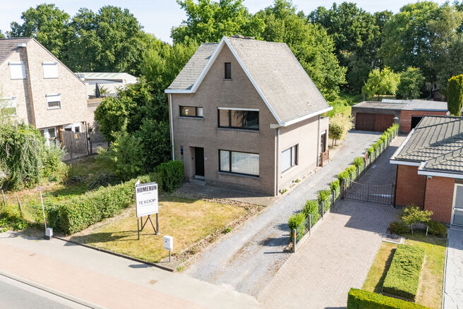 This spacious and move-in-ready home with three bedrooms is ideally located on a 10a 60ca plot, offering easy access to both Mechelen and Brussels.

House layout
Ground floor

Upon entering through the entrance hall, you will find a staircase leading to t