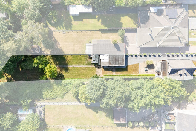 This spacious and move-in-ready home with three bedrooms is ideally located on a 10a 60ca plot, offering easy access to both Mechelen and Brussels.

House layout
Ground floor

Upon entering through the entrance hall, you will find a staircase leading to t