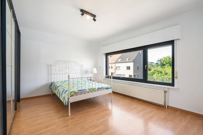 This spacious and move-in-ready home with three bedrooms is ideally located on a 10a 60ca plot, offering easy access to both Mechelen and Brussels.

House layout
Ground floor

Upon entering through the entrance hall, you will find a staircase leading to t