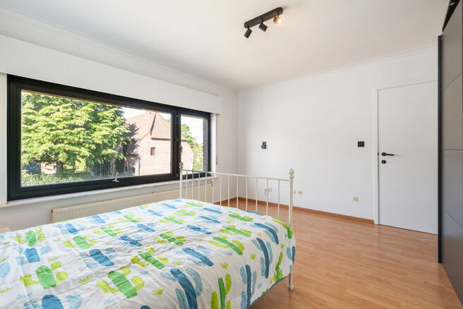 This spacious and move-in-ready home with three bedrooms is ideally located on a 10a 60ca plot, offering easy access to both Mechelen and Brussels.

House layout
Ground floor

Upon entering through the entrance hall, you will find a staircase leading to t