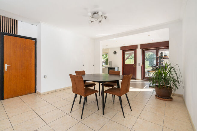 This spacious and move-in-ready home with three bedrooms is ideally located on a 10a 60ca plot, offering easy access to both Mechelen and Brussels.

House layout
Ground floor

Upon entering through the entrance hall, you will find a staircase leading to t