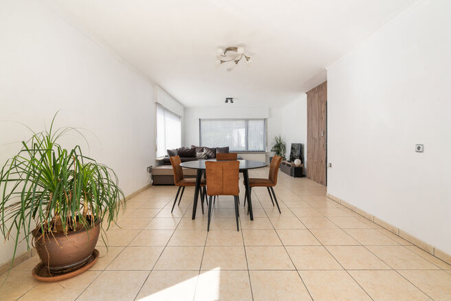 This spacious and move-in-ready home with three bedrooms is ideally located on a 10a 60ca plot, offering easy access to both Mechelen and Brussels.

House layout
Ground floor

Upon entering through the entrance hall, you will find a staircase leading to t