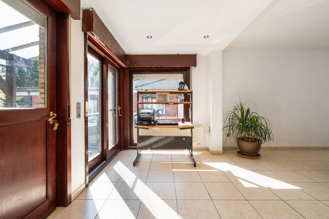 This spacious and move-in-ready home with three bedrooms is ideally located on a 10a 60ca plot, offering easy access to both Mechelen and Brussels.

House layout
Ground floor

Upon entering through the entrance hall, you will find a staircase leading to t