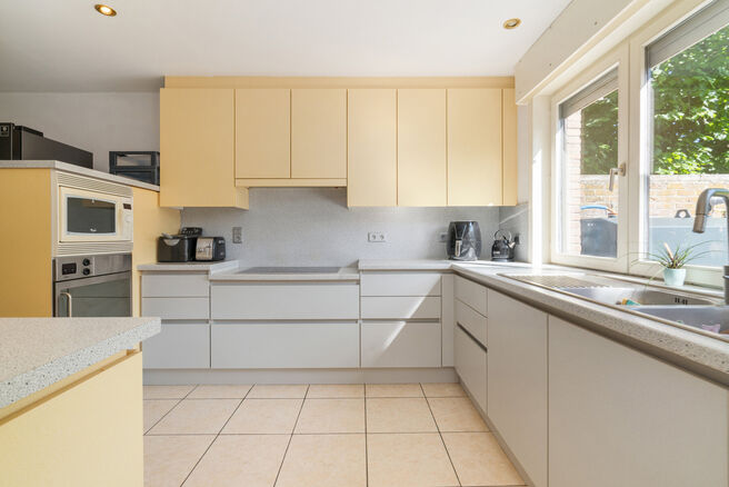 This spacious and move-in-ready home with three bedrooms is ideally located on a 10a 60ca plot, offering easy access to both Mechelen and Brussels.

House layout
Ground floor

Upon entering through the entrance hall, you will find a staircase leading to t