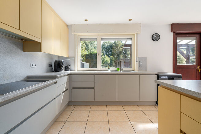 This spacious and move-in-ready home with three bedrooms is ideally located on a 10a 60ca plot, offering easy access to both Mechelen and Brussels.

House layout
Ground floor

Upon entering through the entrance hall, you will find a staircase leading to t