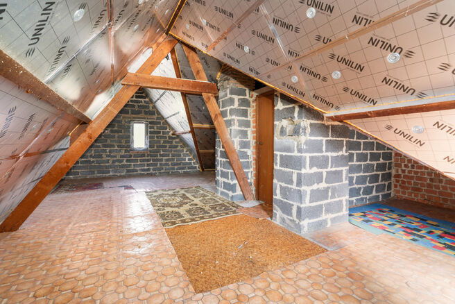 This spacious and move-in-ready home with three bedrooms is ideally located on a 10a 60ca plot, offering easy access to both Mechelen and Brussels.

House layout
Ground floor

Upon entering through the entrance hall, you will find a staircase leading to t