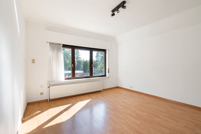 This spacious and move-in-ready home with three bedrooms is ideally located on a 10a 60ca plot, offering easy access to both Mechelen and Brussels.

House layout
Ground floor

Upon entering through the entrance hall, you will find a staircase leading to t