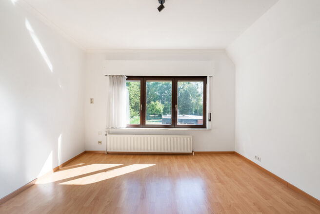 This spacious and move-in-ready home with three bedrooms is ideally located on a 10a 60ca plot, offering easy access to both Mechelen and Brussels.

House layout
Ground floor

Upon entering through the entrance hall, you will find a staircase leading to t