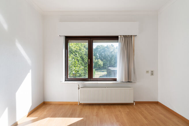 This spacious and move-in-ready home with three bedrooms is ideally located on a 10a 60ca plot, offering easy access to both Mechelen and Brussels.

House layout
Ground floor

Upon entering through the entrance hall, you will find a staircase leading to t
