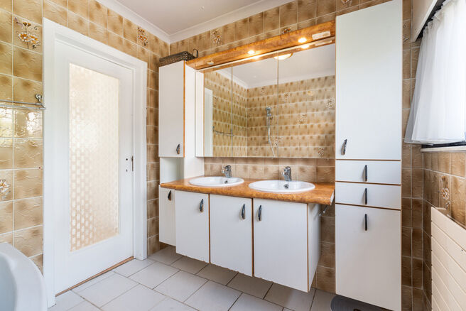 This spacious and move-in-ready home with three bedrooms is ideally located on a 10a 60ca plot, offering easy access to both Mechelen and Brussels.

House layout
Ground floor

Upon entering through the entrance hall, you will find a staircase leading to t