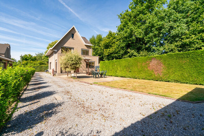 This spacious and move-in-ready home with three bedrooms is ideally located on a 10a 60ca plot, offering easy access to both Mechelen and Brussels.

House layout
Ground floor

Upon entering through the entrance hall, you will find a staircase leading to t