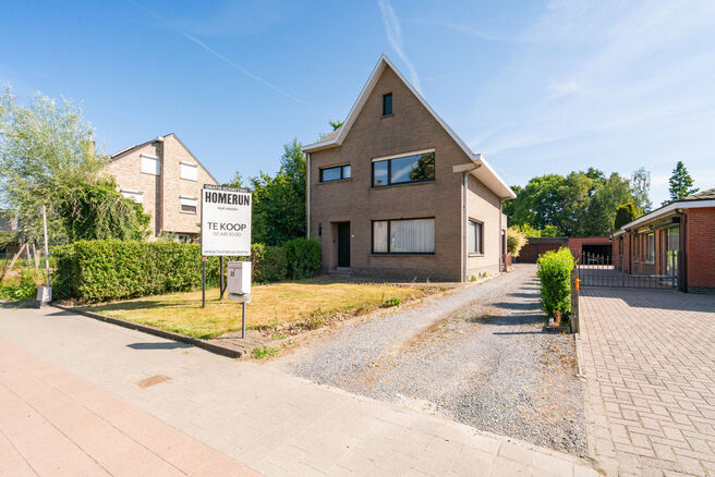 This spacious and move-in-ready home with three bedrooms is ideally located on a 10a 60ca plot, offering easy access to both Mechelen and Brussels.

House layout
Ground floor

Upon entering through the entrance hall, you will find a staircase leading to t