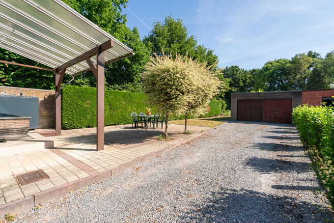 This spacious and move-in-ready home with three bedrooms is ideally located on a 10a 60ca plot, offering easy access to both Mechelen and Brussels.

House layout
Ground floor

Upon entering through the entrance hall, you will find a staircase leading to t