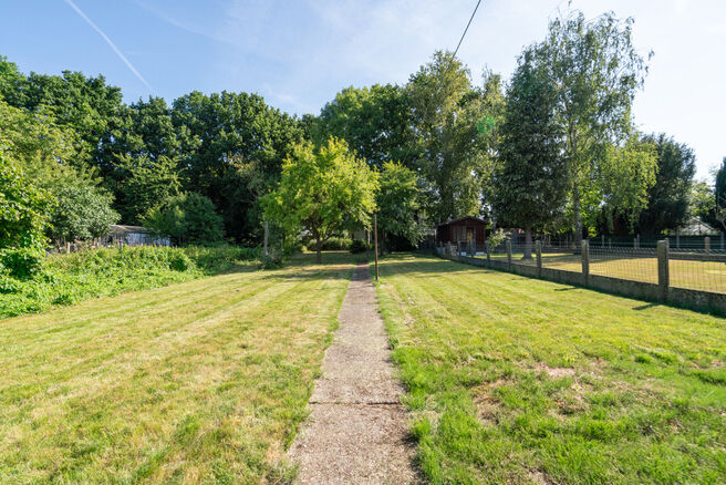 This spacious and move-in-ready home with three bedrooms is ideally located on a 10a 60ca plot, offering easy access to both Mechelen and Brussels.

House layout
Ground floor

Upon entering through the entrance hall, you will find a staircase leading to t