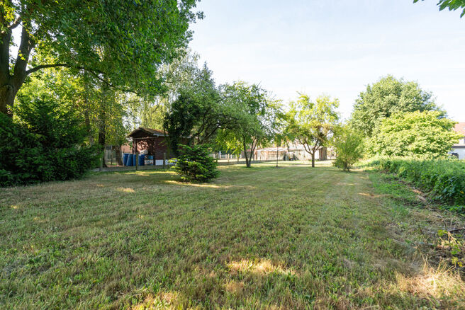 This spacious and move-in-ready home with three bedrooms is ideally located on a 10a 60ca plot, offering easy access to both Mechelen and Brussels.

House layout
Ground floor

Upon entering through the entrance hall, you will find a staircase leading to t