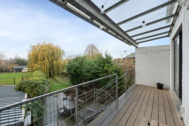 This move-in-ready and energy-efficient family home with 4 to 5 bedrooms is located in the rural village of Humbeek, part of Grimbergen, on a beautiful 711 m² plot. The property includes an integrated garage and a versatile ground-floor space, currently 