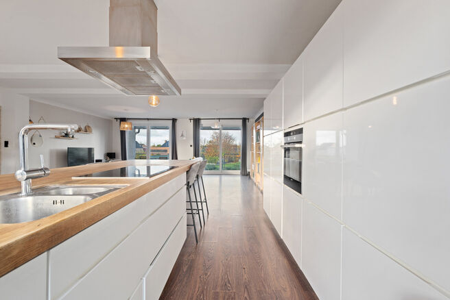 This move-in-ready and energy-efficient family home with 4 to 5 bedrooms is located in the rural village of Humbeek, part of Grimbergen, on a beautiful 711 m² plot. The property includes an integrated garage and a versatile ground-floor space, currently 