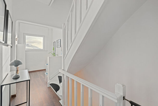 This move-in-ready and energy-efficient family home with 4 to 5 bedrooms is located in the rural village of Humbeek, part of Grimbergen, on a beautiful 711 m² plot. The property includes an integrated garage and a versatile ground-floor space, currently 