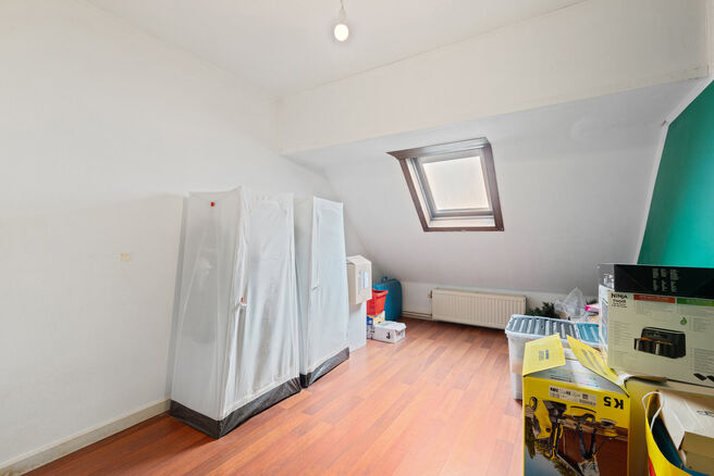 This move-in-ready and energy-efficient family home with 4 to 5 bedrooms is located in the rural village of Humbeek, part of Grimbergen, on a beautiful 711 m² plot. The property includes an integrated garage and a versatile ground-floor space, currently 