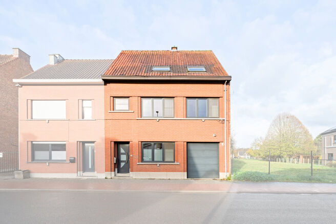 This move-in-ready and energy-efficient family home with 4 to 5 bedrooms is located in the rural village of Humbeek, part of Grimbergen, on a beautiful 711 m&sup2; plot. The property includes an integrated garage and a versatile ground-floor space, currently 