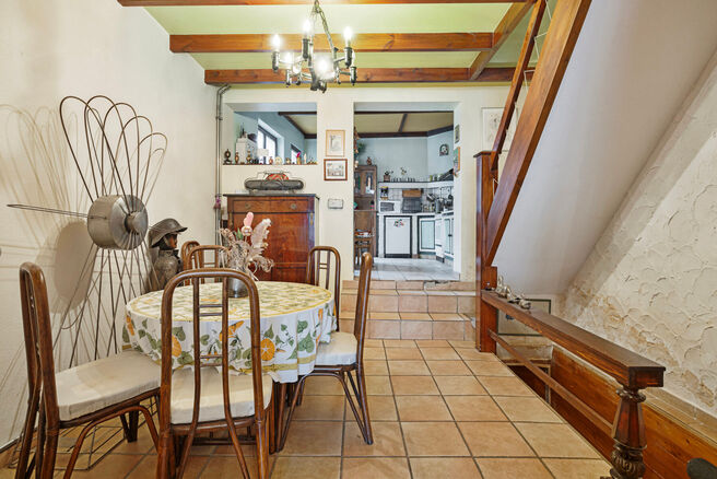 This picturesque family home is perfectly located and offers two bedrooms, with the potential to add a third. It features a full basement, a bright veranda, and a spacious south-facing terrace.

LAYOUT:
You enter the home through a hallway that leads to t
