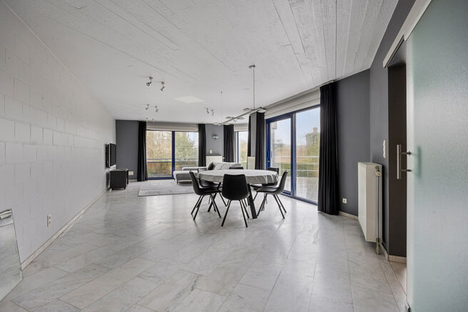 This spacious family home with three bedrooms, a practical and spacious garage, and a beautifully landscaped garden is ideally located in a quiet, rural setting.

Layout of the house:
Upon entering, you step into the entrance hall with a separate toilet a