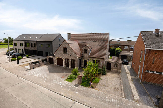 Spacious, move-in-ready and energy-efficient family home with 5 bedrooms, garden and garage – ideal for professional practice or commercial space.
Located in a quiet residential neighborhood, this property offers all modern comforts plus a versatile ext