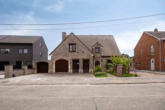 Spacious, move-in-ready and energy-efficient family home with 5 bedrooms, garden and garage – ideal for professional practice or commercial space.
Located in a quiet residential neighborhood, this property offers all modern comforts plus a versatile ext