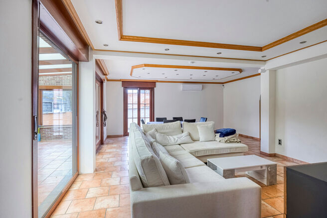 Spacious, move-in-ready and energy-efficient family home with 5 bedrooms, garden and garage – ideal for professional practice or commercial space.
Located in a quiet residential neighborhood, this property offers all modern comforts plus a versatile ext