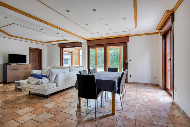 Spacious, move-in-ready and energy-efficient family home with 5 bedrooms, garden and garage – ideal for professional practice or commercial space.
Located in a quiet residential neighborhood, this property offers all modern comforts plus a versatile ext