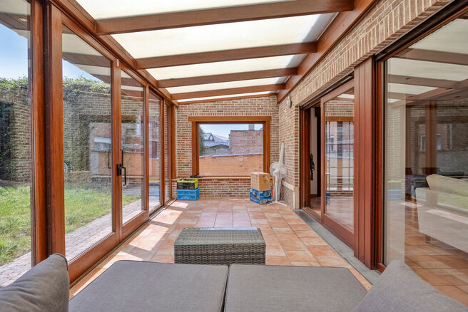 Spacious, move-in-ready and energy-efficient family home with 5 bedrooms, garden and garage – ideal for professional practice or commercial space.
Located in a quiet residential neighborhood, this property offers all modern comforts plus a versatile ext
