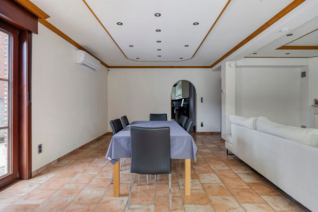 Spacious, move-in-ready and energy-efficient family home with 5 bedrooms, garden and garage – ideal for professional practice or commercial space.
Located in a quiet residential neighborhood, this property offers all modern comforts plus a versatile ext
